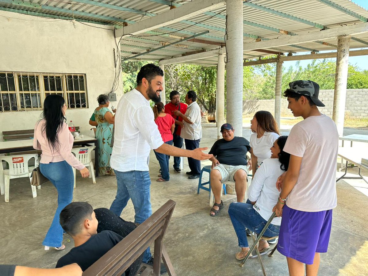 BrianMijangos86's tweet photo. Agradezco a mis tíos Nacho Cabrera y Georgina Candor, por recibirme en su casa.

Gracias por refrendarme su apoyo incondicional, además de compartirnos de su rico sazón, con la rica comida que preparan y les distingue. 

#SalinaCruzEstaParaCosasGrandes https://t.co/kZWa7UXekh