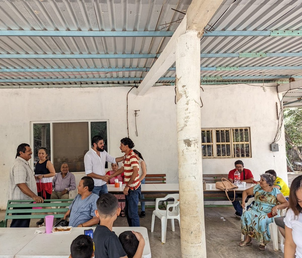 BrianMijangos86's tweet photo. Agradezco a mis tíos Nacho Cabrera y Georgina Candor, por recibirme en su casa.

Gracias por refrendarme su apoyo incondicional, además de compartirnos de su rico sazón, con la rica comida que preparan y les distingue. 

#SalinaCruzEstaParaCosasGrandes https://t.co/kZWa7UXekh