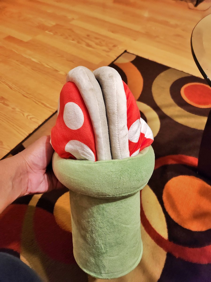 BeSmoove7's tweet photo. I love that my Super Mario slippers come with a pipe to place them in https://t.co/Vyz7ryhKNz