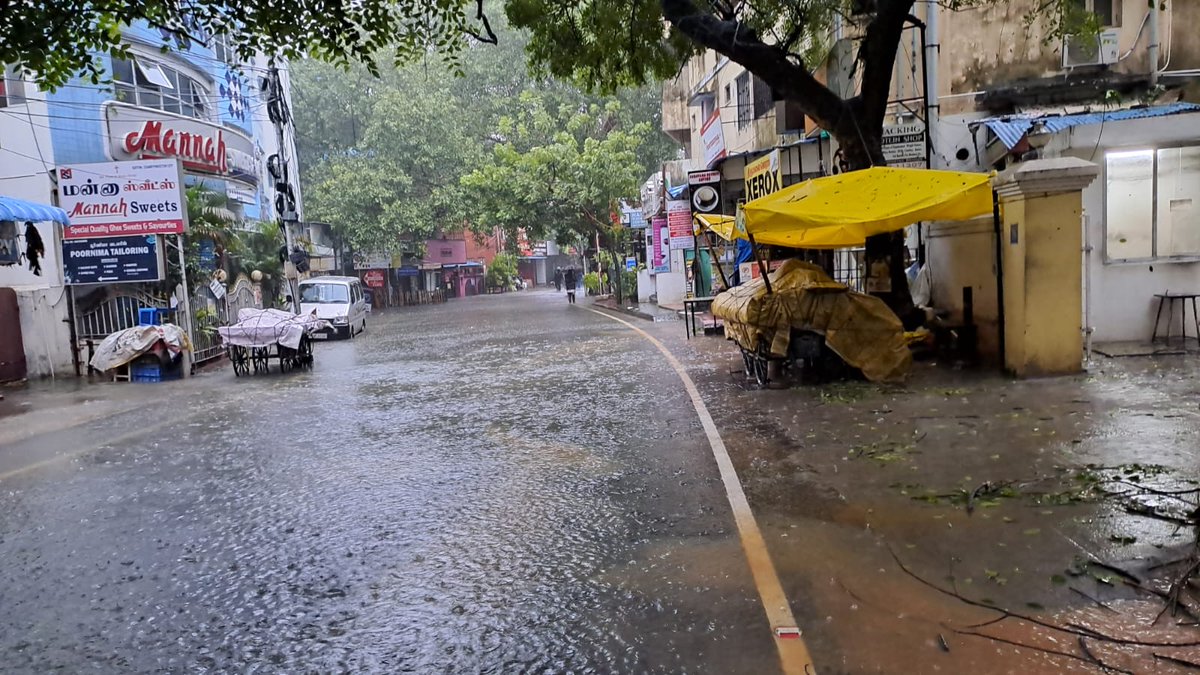 Irudayamani's tweet photo. Migzam cyclonic winds brings heavy rains in Chennai
#migzam #Cyclone https://t.co/ijBEWcD3b4
