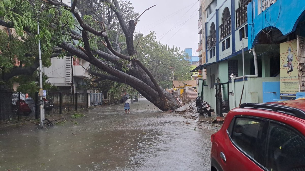 Irudayamani's tweet photo. Migzam cyclonic winds brings heavy rains in Chennai
#migzam #Cyclone https://t.co/ijBEWcD3b4
