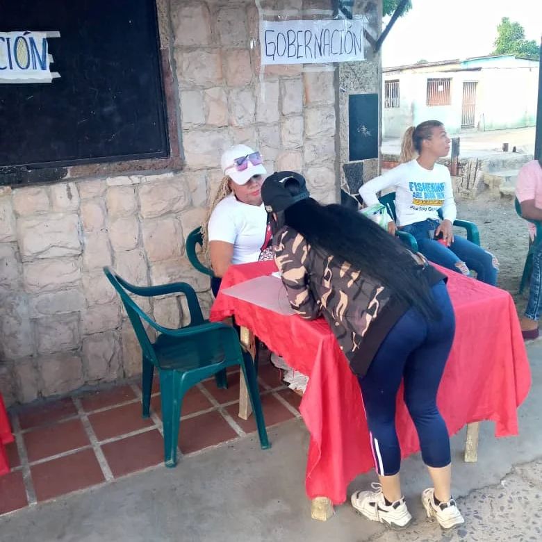 CleSucre's tweet photo. Trabajadoras y trabajadores activos en defensa del Esequibo.  

#VenezuelaEsEsequibo #SomosCles #ChávezsiempreChávez #GestiónParlamentaria2023 https://t.co/FfNPFBYCvC