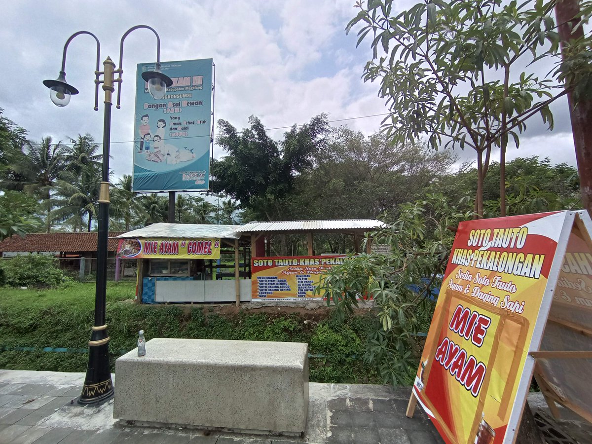 jacintha_box's tweet photo. Menuju termonal Borobudur kemarin, nemu kios Taoto Pekalongan! Sedia Mie Ayam juga dll. Yawla makin happy tinggal di Magelang. Apa pindah ke daerah Borobudur aja sekalian ya.
Lokasi pas depan Pasar Hewan Legi
Rasa lumayan kurang medok sikit.
#KulinerMagelang
#LifeInMagelang https://t.co/XoVFMV05Lo