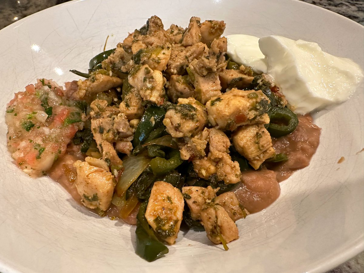 Here it is plated: Cilantro lime chicken fajita bowl over mashed pinto beans with salsa and yogurt. 

#cilantrolime #fajitas #chickenfajita #mexicanfood #chickenbowl #pintobeans #peppersandonions #goodfood #lime #cilantro #salsa #picodegallo #homecooked