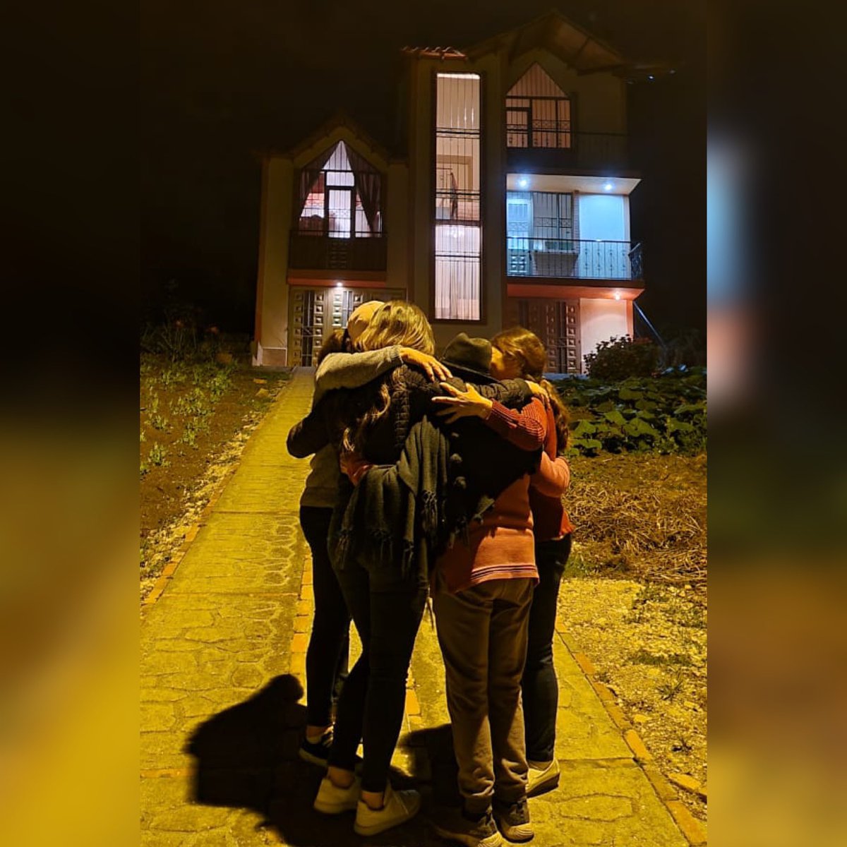 lasofisramirez's tweet photo. Esta noche con el corazón  triste envío un beso al cielo lleno de amor infinito y gratitud a mi pollito (mi otro papá) porque construiste un lugar que por 18 años nos regaló los momentos más increíbles. Junto con las mujeres de mi vida despedimos con amor todos los recuerdos.🤍 https://t.co/7CZwnKnGs7