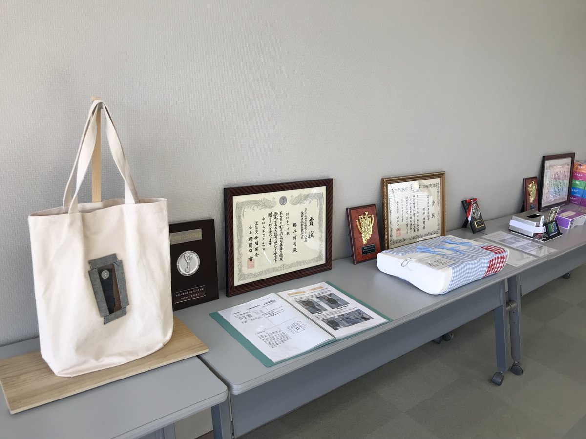 MathMagicLab's tweet image. 世界エイズデーに関連して12月3日に開催した発明品「ホールドボックス」の無料配布イベントは無事終了しました。剥がしたティッシュの蓋を側面に貼って避妊具を保持する発明です。過去や今年賞を頂いた発明品の展示も行いました。
#性病予防　#発明学会　#アイデア