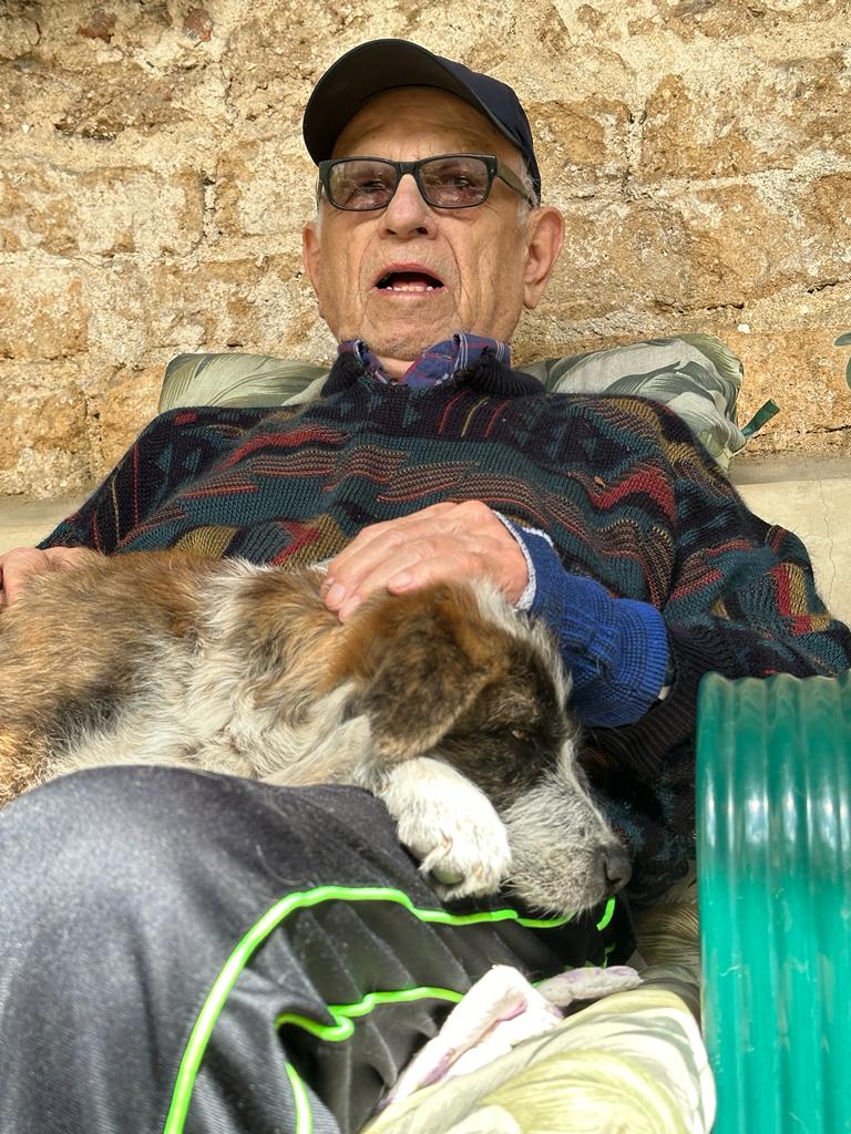 FedeMazapapas's tweet photo. *SERVICIO SOCIAL*
Servicio Social:
El día de hoy se extravió el Señor Otto Rafael Menéndez de 92 años. Abordó el Transmetro y en la 10 avenida y 10 calle de la zona 1 ya no se supo de el. Cualquier información se agradece llamar al número 5412-1329. Agradecemos su APOYO. https://t.co/2KM5og6VN3