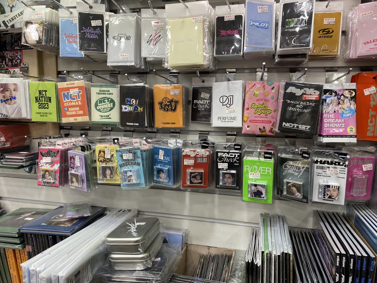 bgymze's tweet photo. Anyone want to kirim weverse or small sized album can dm me, im buying at myeongdong underground album shop~ 

will try to quote the price, for SERIOUS BUYER only!!! https://t.co/PANYbXEALJ