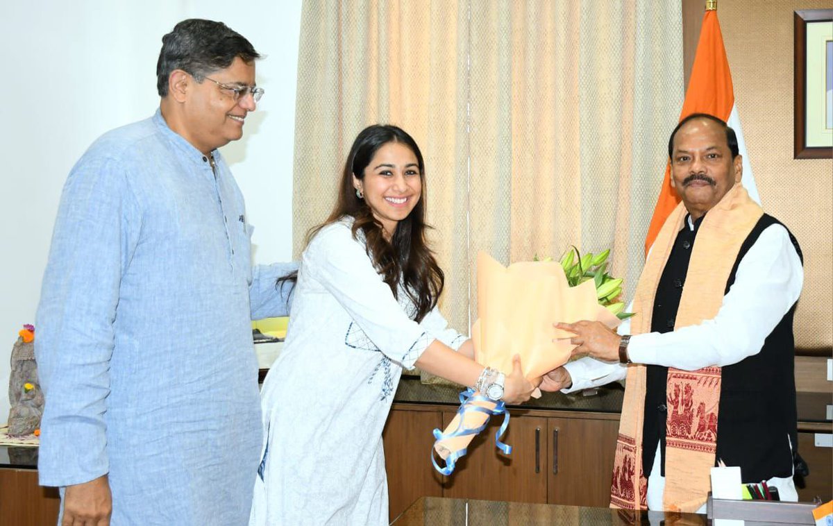 LitishaMPanda's tweet photo. . Accompanied @PandaJay to welcome and Congratulate Shri. @dasraghubar , @GovernorOdisha . https://t.co/lUbuAfizfW
