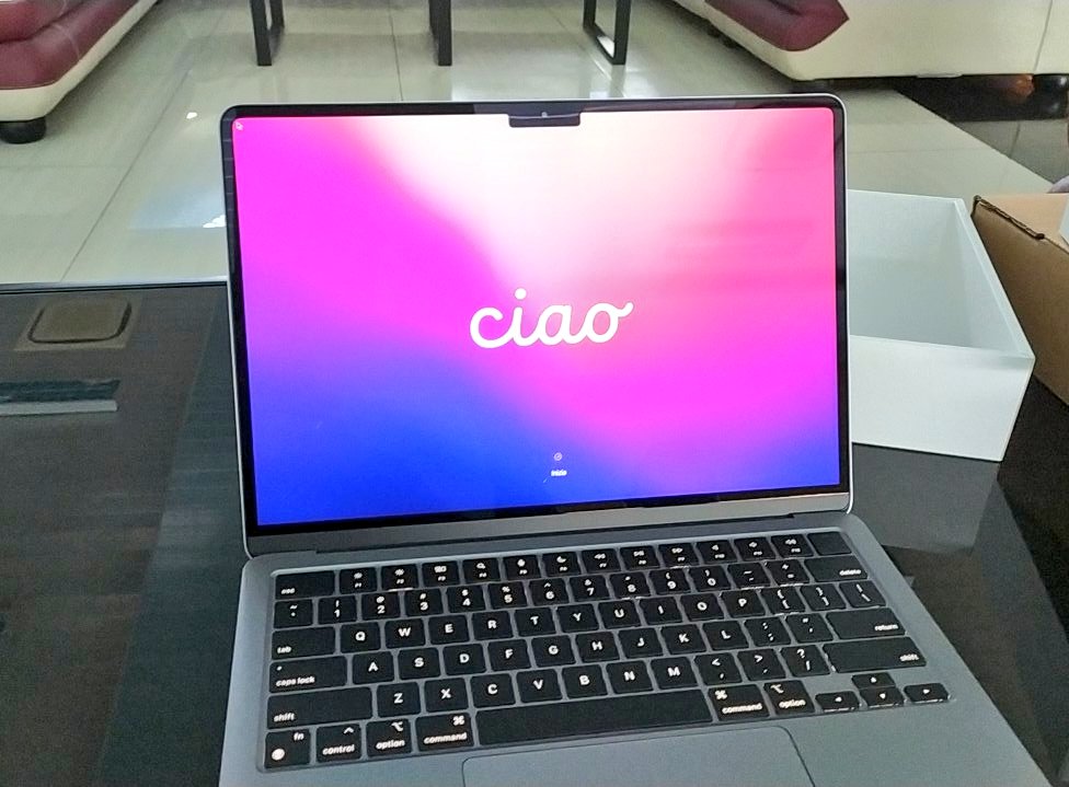 fendybargo's tweet photo. Akhirnya saya memilih MacBook Air M2 

Kenapa? 

Setelah membaca berbagai artikel dan menonton banyak video tentang reviu MacBook Air dan MacBook Pro M2

Pemilihan berdasarkan pertimbangan yang sifatnya personal dan sesuai kebutuhan saja

Menurut saya MacBook Air M2
- Tampilan desainnya estetik
- Berat sedikit lebih ringan
- Ukuran layar sedikit lebih lebar
- Charger port magnetik