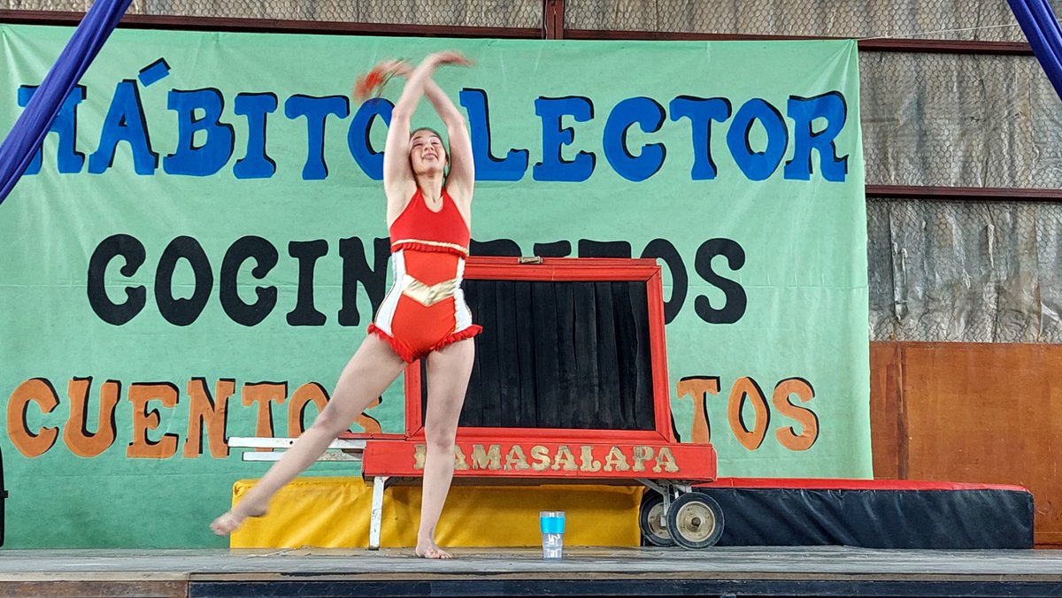 Gabi_DeLa_Vega's tweet photo. Vivimos una fiesta inolvidable dónde compartimos y disfrutamos de variadas comidas, postres y hermosos espectáculos.

El Pierrot Teatro presentó la obra "Bitácora, un Circo de Antaño" 🎭⭐️✨️

Agradezco de corazón al Instituto Nacional de Teatro, Compañía Pierrot Teatro de Ushuaia y a Gustavo Salcedo por la colaboración. ❤️