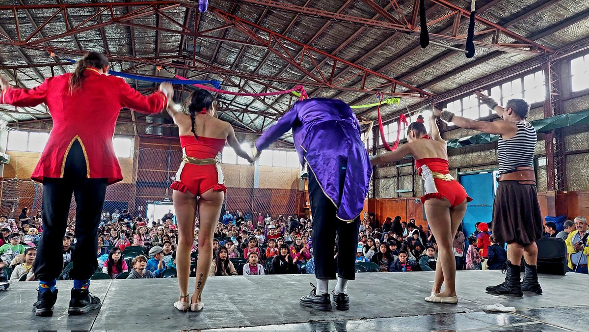 Gabi_DeLa_Vega's tweet photo. Vivimos una fiesta inolvidable dónde compartimos y disfrutamos de variadas comidas, postres y hermosos espectáculos.

El Pierrot Teatro presentó la obra "Bitácora, un Circo de Antaño" 🎭⭐️✨️

Agradezco de corazón al Instituto Nacional de Teatro, Compañía Pierrot Teatro de Ushuaia y a Gustavo Salcedo por la colaboración. ❤️