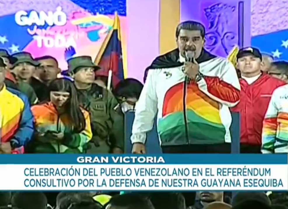 embantigua_ve's tweet photo. #Live || President @NicolasMaduro: “We have to give a standing ovation to the people of Venezuela, we have taken the first steps of a new historical stage to fight for what is ours and recover what the Liberators left us: La Guayana Esequiba”🇻🇪
#03Dec #VenezuelaDiceSi https://t.co/oKOMsdGqRj