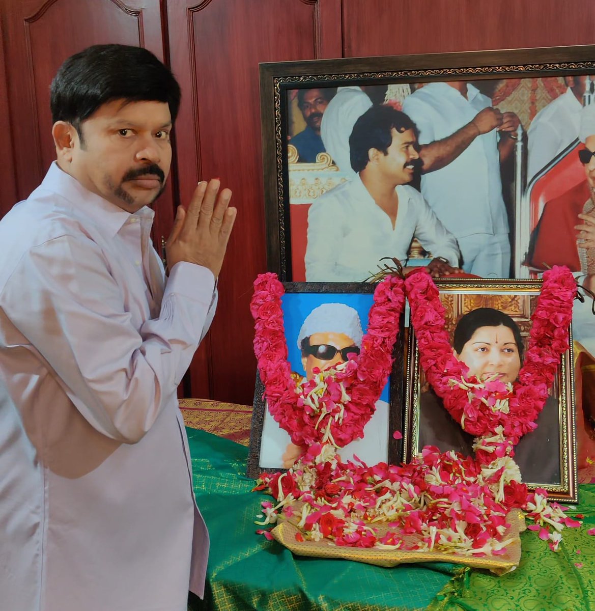 KCPalanisamy1's tweet photo. #அம்மா  அவர்களின் உண்மையான நினைவு நாளான இன்று அவர்களுக்கு நினைவு அஞ்சலி செலுத்திய பொழுது.
#ADMK #AIADMK #Jayalalitha #MGR #DEC_4 #MemorialDay #அதிமுக https://t.co/EtKJCf3kUq