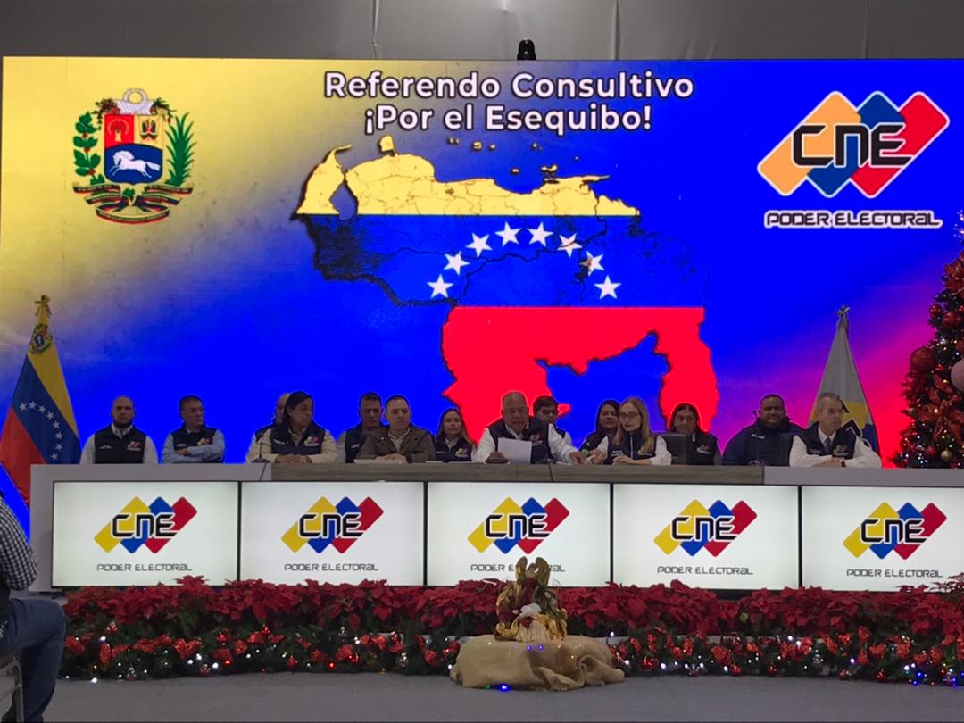 #AHORA | Pdte. del Consejo Nacional Electoral (CNE) Elvis Amoroso, anuncia resultados del referéndum por el #Esequibo Pregunta 1: Sí 97,83% | No: 2,17% 2: Sí: 98,11% | No: 1,8% 3: Sí: 95,4% | No: 4,1% 4: Sí: 95,94% | No: 4,06% 5: Sí: 95,93% | No: 4,07% #3Dic #VenezuelaDiceSí