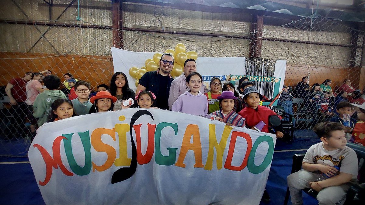 Gabi_DeLa_Vega's tweet photo. También se presentó el Profesor @DavidMallea junto a los niños y niñas del Barrio Colombo con el Programa Inclusivo #MusiJugando. 🎤🧒🎶🎸👧🏻🎺🎼 https://t.co/ngiy8OuxcT