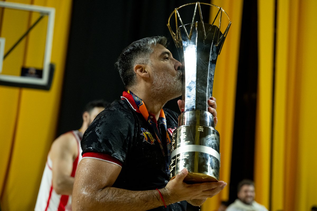 👤 El dueño del equipo

¡Salud, 𝐩𝐫𝐨𝐟𝐞𝐬𝐨𝐫! 🏆🍾