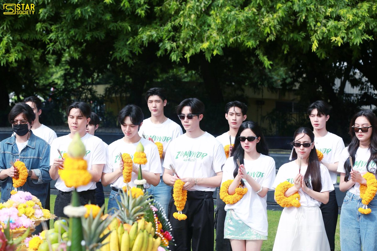 STARSOCIETY_TH's tweet photo. Big Project จาก "Domundi (ดูมันดิ!)"  ฤกษ์ดีเช้านี้ “เวียร์ - ป๊อก - ซี -นุนิว” นำทีม บวงสรวงชีรีส์ซอมบี้ไทยเรื่องแรก "ZOMVIVOR (มหาลัยคลั่ง)"  

#ZomvivorSeries  #มหาลัยคลั่ง 
#บวงสรวงZOMVIVOR #เวียร์ศุกลวัฒน์ #ป๊อกปิยธิดา 
#ZeeNuNew #Zeepruk #Nunew https://t.co/lvSfh6n2tN