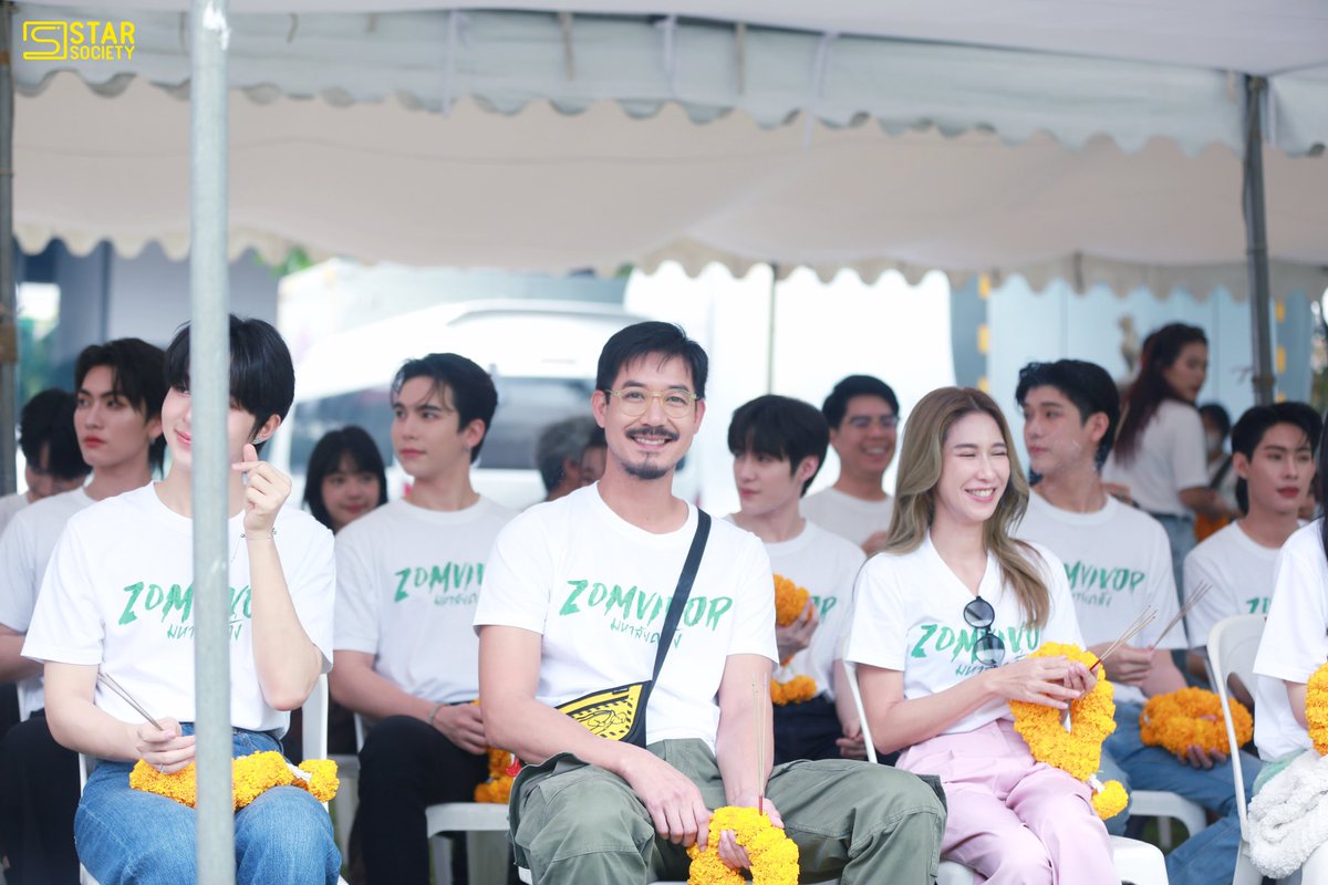 STARSOCIETY_TH's tweet photo. Big Project จาก "Domundi (ดูมันดิ!)"  ฤกษ์ดีเช้านี้ “เวียร์ - ป๊อก - ซี -นุนิว” นำทีม บวงสรวงชีรีส์ซอมบี้ไทยเรื่องแรก "ZOMVIVOR (มหาลัยคลั่ง)"  

#ZomvivorSeries  #มหาลัยคลั่ง 
#บวงสรวงZOMVIVOR #เวียร์ศุกลวัฒน์ #ป๊อกปิยธิดา 
#ZeeNuNew #Zeepruk #Nunew https://t.co/lvSfh6n2tN