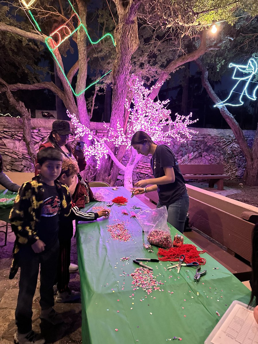 LFHSmedical's tweet photo. Zoo Nights and Lights Community Service this Sunday night for our awesome LFHS HOSA! @losfresnoshigh @CTELFCISD https://t.co/GkgVmJ7UBT