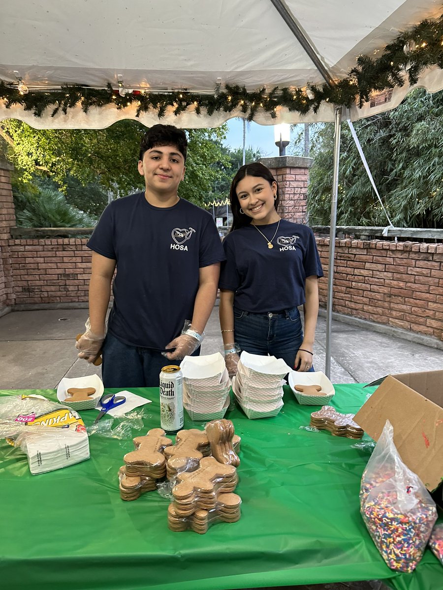 LFHSmedical's tweet photo. Zoo Nights and Lights Community Service this Sunday night for our awesome LFHS HOSA! @losfresnoshigh @CTELFCISD https://t.co/GkgVmJ7UBT