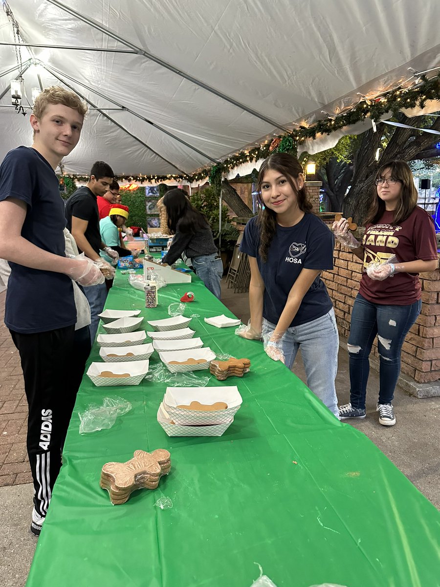 LFHSmedical's tweet photo. Zoo Nights and Lights Community Service this Sunday night for our awesome LFHS HOSA! @losfresnoshigh @CTELFCISD https://t.co/GkgVmJ7UBT