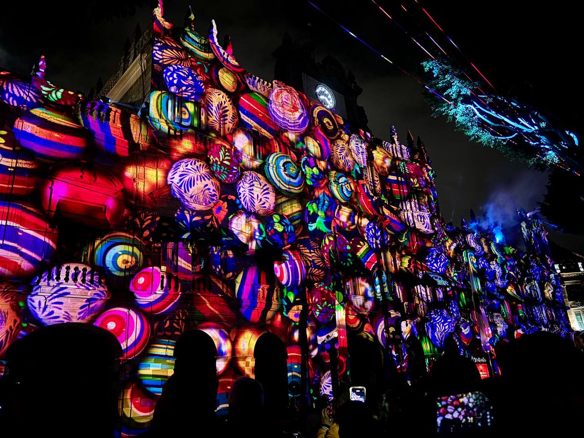 VisitaPuebla's tweet photo. Te invitamos a disfrutar “Destello de Los Ángeles", videomapping Navideño que se proyecta en la fachada de Palacio Municipal en la bella ciudad de #Puebla.

🗓️ Todos los d��as hasta el 06 de enero
🕘 20:00, 20:30 y 21:00 hrs.

#ContigoYConRumbo https://t.co/mxFWPKNyra