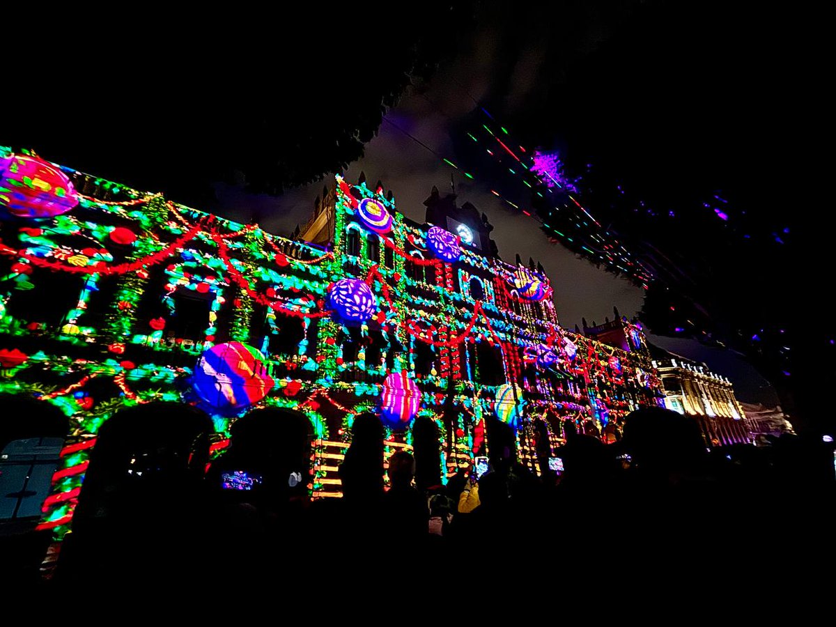 VisitaPuebla's tweet photo. Te invitamos a disfrutar “Destello de Los Ángeles", videomapping Navideño que se proyecta en la fachada de Palacio Municipal en la bella ciudad de #Puebla.

🗓️ Todos los d��as hasta el 06 de enero
🕘 20:00, 20:30 y 21:00 hrs.

#ContigoYConRumbo https://t.co/mxFWPKNyra