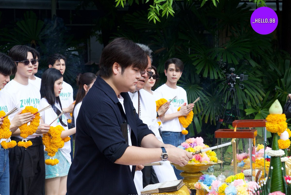 Hello98_th's tweet photo. บรรยากาศ งานบวงสรวงซีรีส์  ซีรีส์ซอมบี้ไทยเรื่องแรก "ZOMVIVOR (มหาลัยคลั่ง)"
Big Project ที่ "Domundi " ทุ่มทุนสร้างครั้งใหญ่

#บวงสรวงzomvivor 
#ZomvivorSeries #ZeeNuNew #ZeePruk #NuNew #Bosschaikamon #mmaxmax #netsiraphop 
#MandeeWork  #ZomvivorSeries https://t.co/Ddw6UKIoFI