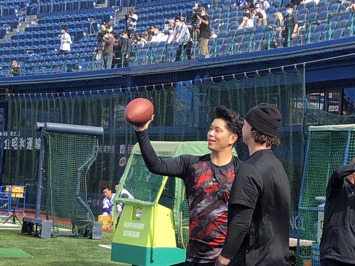 ntv_sports_jp's tweet photo. 巨人2023 Throwback 振り返り
4月6日@ハマスタ　ビーディ投手からアメフトの投げ方を教わる大城卓三選手です。
ビーディ投手は帰国の際に「日本語の勉強は続ける」と約束してくれました。「大谷のチームメートなったら一番だよね」とも。楽しみです。#巨人　#読売ジャイアンツ　#大城卓三　#ビーディ https://t.co/Ii7xUE6RIB