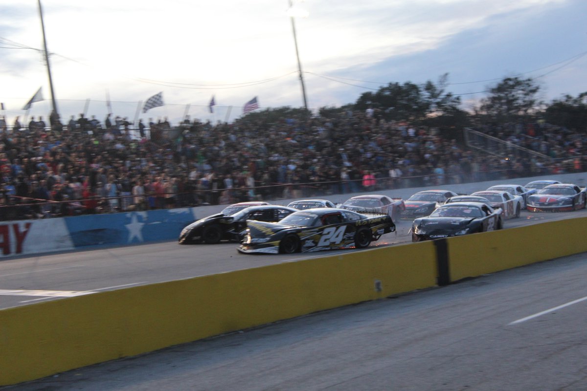 JudsonRacing's tweet photo. Huge accident on the restart involving the leaders with 18 laps to go

William Byron, Derek Thorn, Noah Gragson, Jake Finch, Hunter Robbins, and others involved 

#SnowballDerby https://t.co/AgAr8xpZeN