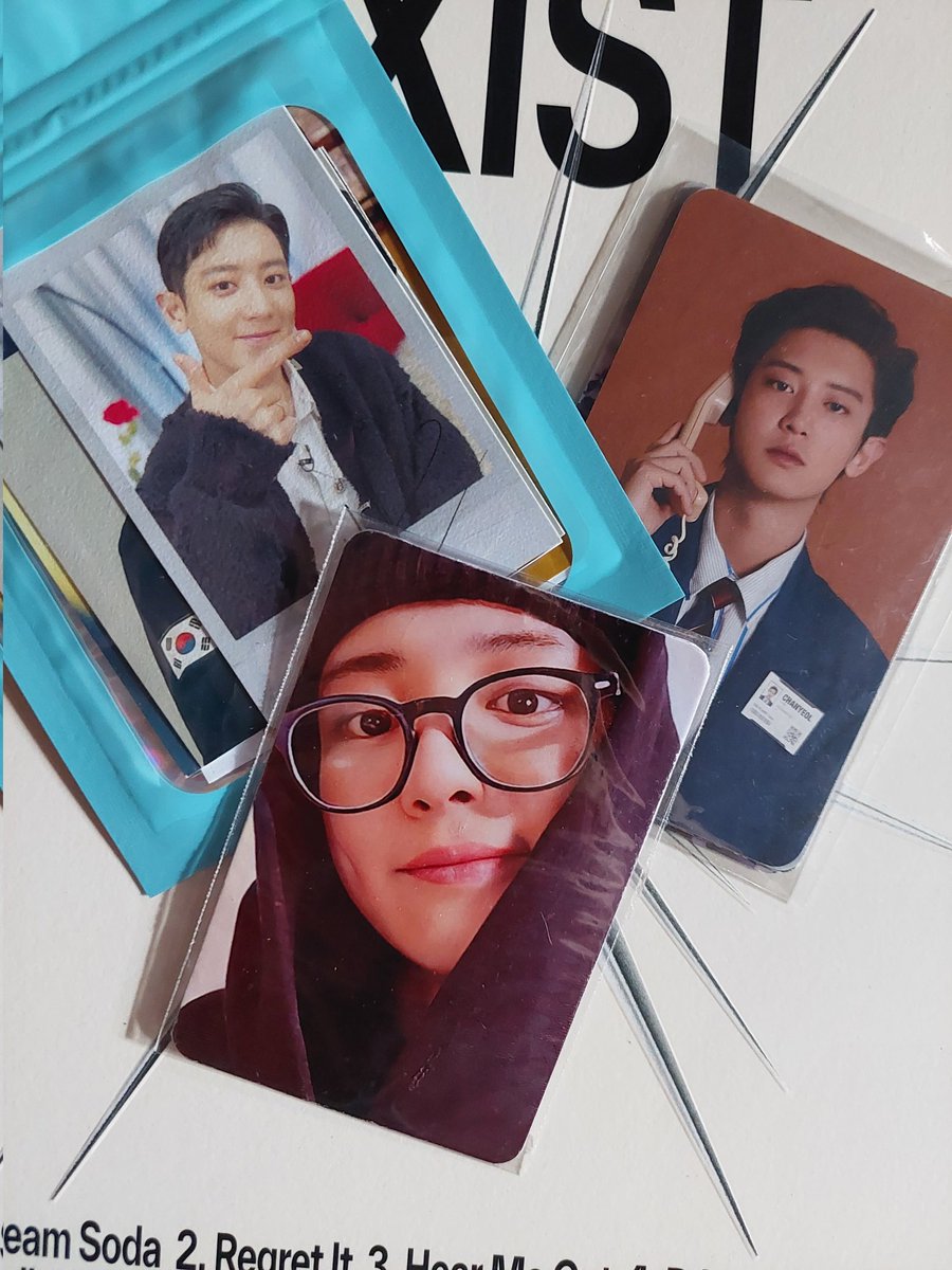 dlfnte_'s tweet photo. look at how many items I received from @cloud_6104's giveaway!! super dami. 😍 nag-uumapaw sa chanyeol photocards~ may C cap from penshoppe, exist album/poster, Sparkling magazine, and EB product. PLUS yung asom PC!! so pogi mo chanyeol. ❤️ thank you soooo much, ate cloud!! ❤️😭 https://t.co/M57cBHNodT