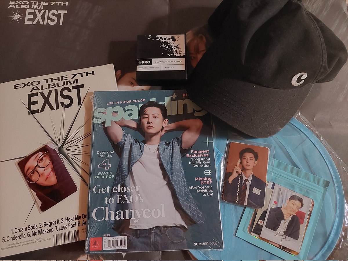 dlfnte_'s tweet photo. look at how many items I received from @cloud_6104's giveaway!! super dami. 😍 nag-uumapaw sa chanyeol photocards~ may C cap from penshoppe, exist album/poster, Sparkling magazine, and EB product. PLUS yung asom PC!! so pogi mo chanyeol. ❤️ thank you soooo much, ate cloud!! ❤️😭 https://t.co/M57cBHNodT