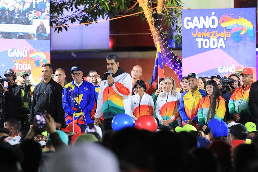 delcyrodriguezv's tweet image. ¡Gloria al bravo pueblo! Maravillosa e histórica  jornada electoral. Con más de 10 millones de votos, Venezuela ejerce su soberanía y le dice al mundo que ¡El Esequibo nos pertenece!