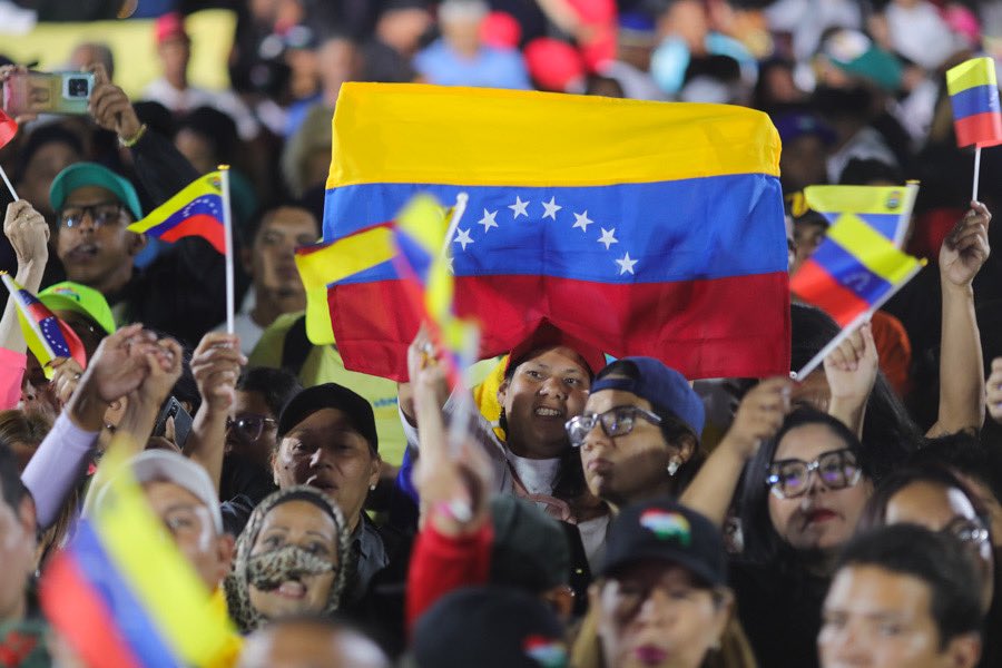 ¡Gloria al bravo pueblo! Maravillosa e histórica jornada electoral. Con más de 10 millones de votos, Venezuela ejerce su soberanía y le dice al mundo que ¡El Esequibo nos pertenece!