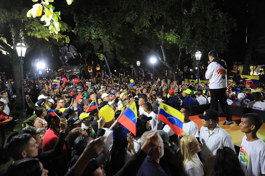 delcyrodriguezv's tweet image. ¡Gloria al bravo pueblo! Maravillosa e histórica  jornada electoral. Con más de 10 millones de votos, Venezuela ejerce su soberanía y le dice al mundo que ¡El Esequibo nos pertenece!