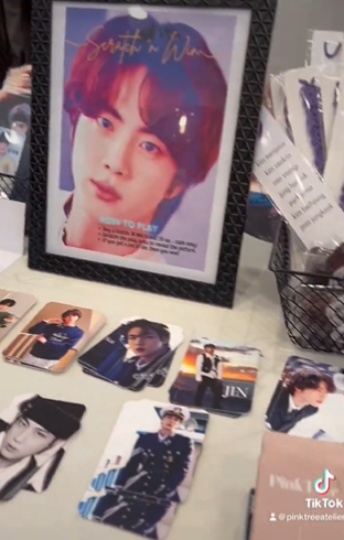 nightstar1201's tweet photo. [che.cagoan @kimche122]
미국 시카고에서 진의 생일을 축하하기 위해 카페 이벤트가 열렸습니다. 작은 박물관 같네요.많은 분들이 찾아와서 전시와 이벤트를 즐겼습니다! 슈퍼참치가 나올때 다같이 춤추는 것도 너무 귀여워요.🎏
23.12.02~12.03
주소: Tsaocaa Chinatown, 2026 S clark st unit G. Chicago. IL 60616
@JINUSASUPPORTGP @ALittleBraver92 #JINDAY #JinDay2023 #HappyBirthdayJin #JIN #방탄소년단진  @BTS_twt 
https://t.co/FFy3Q83r9m
