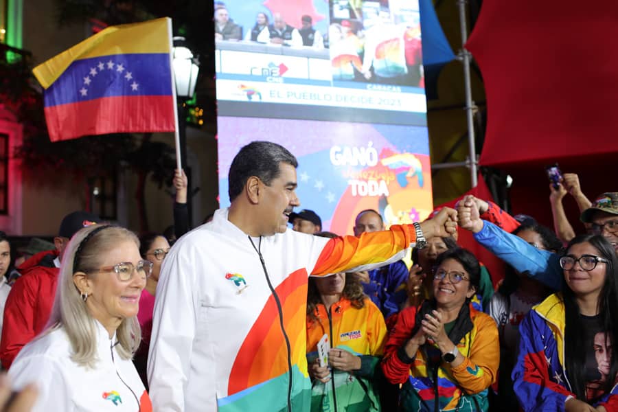 Gabrielasjr's tweet photo. Nuestro presidente @NicolasMaduro ha sido muy claro: "Esta victoria le pertenece a todo el pueblo de Venezuela, sin discriminación ni partidismo". 

Hoy ha triunfado el patriotismo y la lealtad de millones de venezolanos y Venezolanas, quienes han dicho Sí a nuestro Esequibo, a la soberanía nacional y nuestra Venezuela Toda.  

#VenezuelaDiceSi
