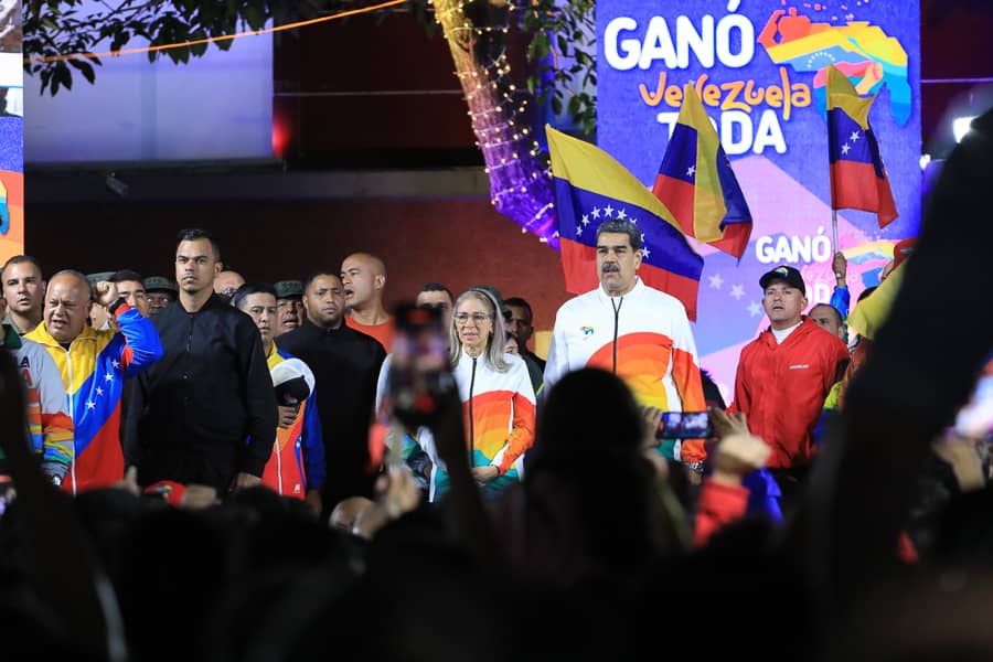 Gabrielasjr's tweet photo. Nuestro presidente @NicolasMaduro ha sido muy claro: "Esta victoria le pertenece a todo el pueblo de Venezuela, sin discriminación ni partidismo". 

Hoy ha triunfado el patriotismo y la lealtad de millones de venezolanos y Venezolanas, quienes han dicho Sí a nuestro Esequibo, a la soberanía nacional y nuestra Venezuela Toda.  

#VenezuelaDiceSi
