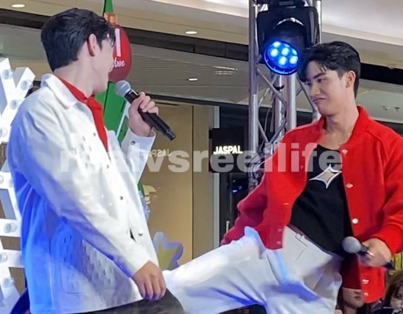 realvsreellife's tweet photo. breaking my inactivity from carat life to share that i finally saw taynew in the flesh 🥰

didn't plan on fangirling on our TH trip right now but hey sakto pagbalik namin from chiang mai may show sila. 

oh, my favorite bickering duo 🥹💙

#เตนิว #Tawan_V #Newwiee https://t.co/1xr2UVOX2V