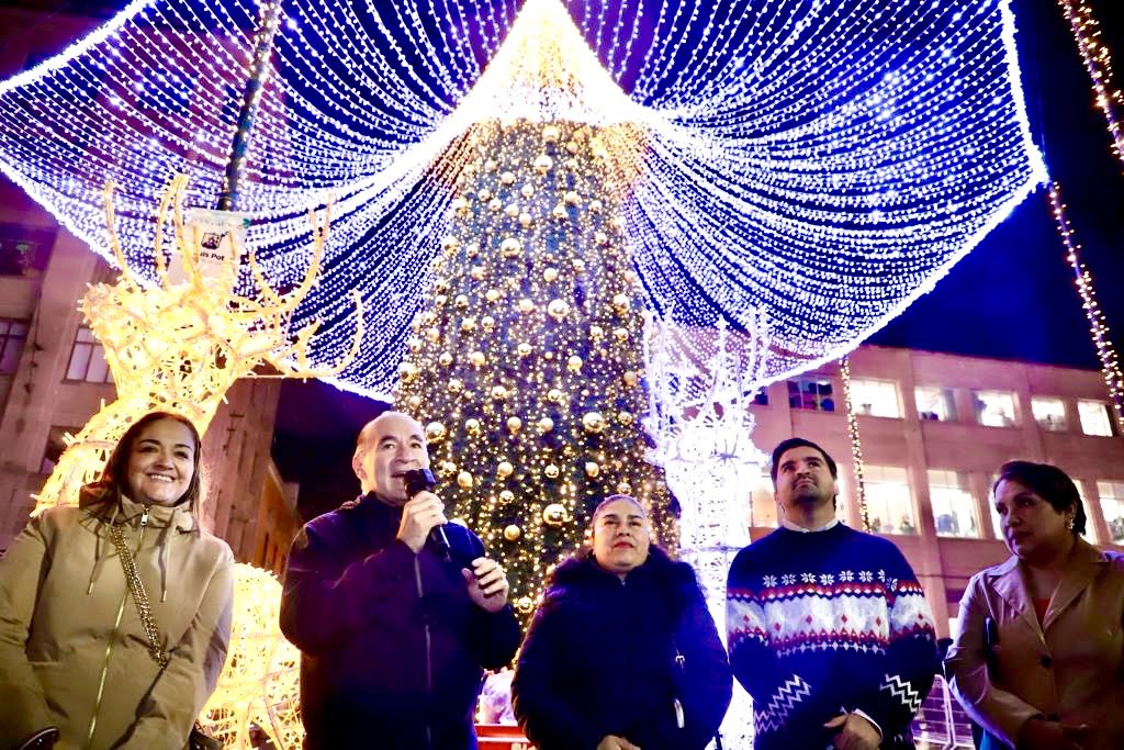 EF_Galindo's tweet photo. ¡La Navidad llegó a #LaCapitalDelSí! 🎄✨

Esta noche encendimos el Monumental Árbol y la decoración de la temporada en la Plaza de Armas, el Pasaje Zaragoza y la Calle Hidalgo.

¡Ven con tu familia, captura el momento y vive el espíritu navideño! 📸🎅 #NavidadEnSanLuisCapital https://t.co/vqOwPsQWi6