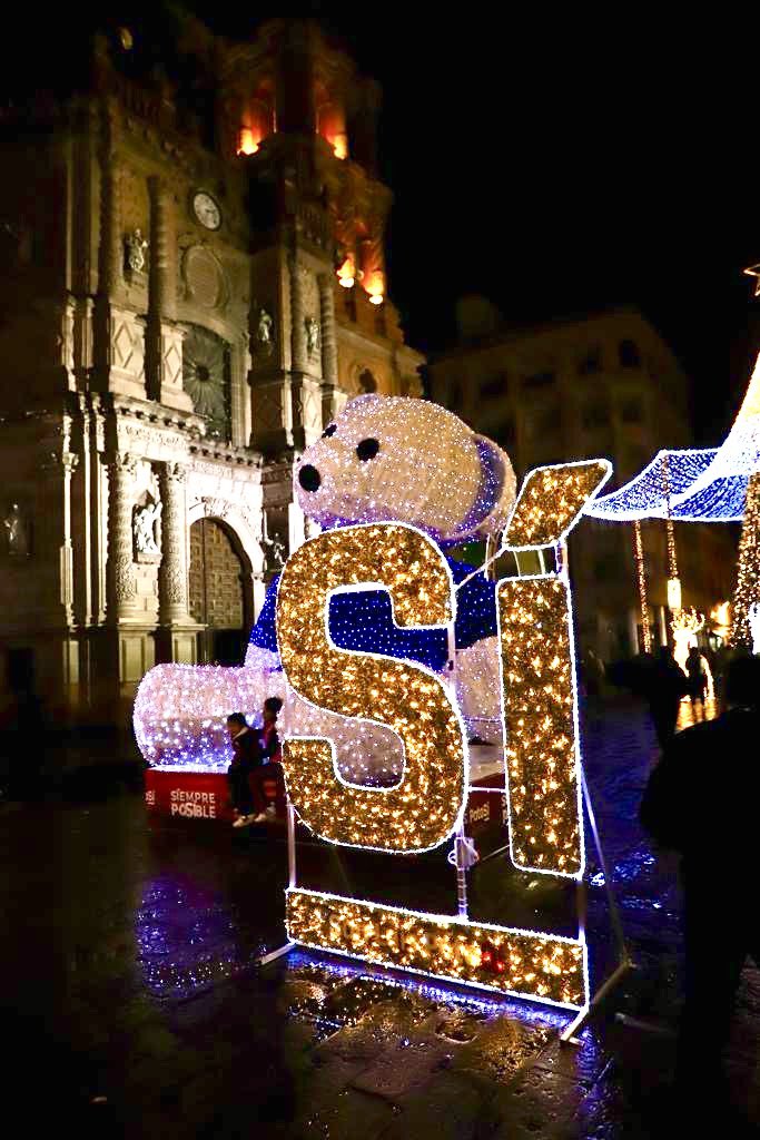 EF_Galindo's tweet photo. ¡La Navidad llegó a #LaCapitalDelSí! 🎄✨

Esta noche encendimos el Monumental Árbol y la decoración de la temporada en la Plaza de Armas, el Pasaje Zaragoza y la Calle Hidalgo.

¡Ven con tu familia, captura el momento y vive el espíritu navideño! 📸🎅 #NavidadEnSanLuisCapital https://t.co/vqOwPsQWi6