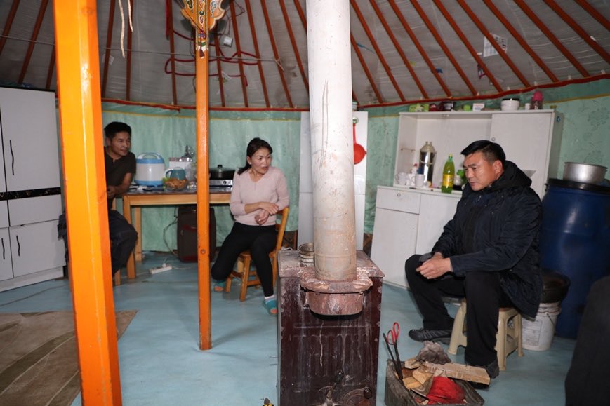 Хотын дарга болгон айлын зуух янданд санаа зовсон царайлж камер дагуулж айл хэсдэг.
Цаагуураа мөнгөө ахиухан хувааж идэх л зорилготой, алуурчид.
Бүх нийтээрээ энэ утаанд хордож чимээгүй үхэж байна.
Энэ хэдэн дарга нар гэр бүлээ аваад гадаадад гараад хэвтчихдэг учраас асуудлыг