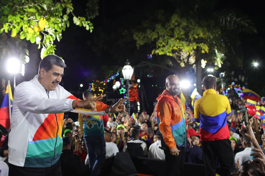 #EsNoticia #3D El Presidente @NicolasMaduro  Celebra junto al pueblo la VICTORIA ABRUMADORA DEL Sí EN VENEZUELA .. Con una participación histórica de más de 10 millones 540 mil votos. 
Gana el Sí con más del 98%

#VenezuelaDiceSi 
#5VecesSi 
#VictoriaDeVenezuela 

@GRaulparedes