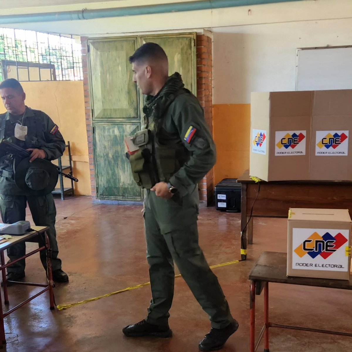 EduanRodrguez2's tweet image. #03dic23 || Coronel  @EduanRodrguez2 || Con mucho entusiasmo, salimos a votar por el "5 veces SI" para decirle al mundo que toda Venezuela está unida por nuestro Esequibo. 
.
#VenezuelaDijoSi
#FANB
#CEOFANB
#EjércitoBolivariano 
#PuestoComandoEB