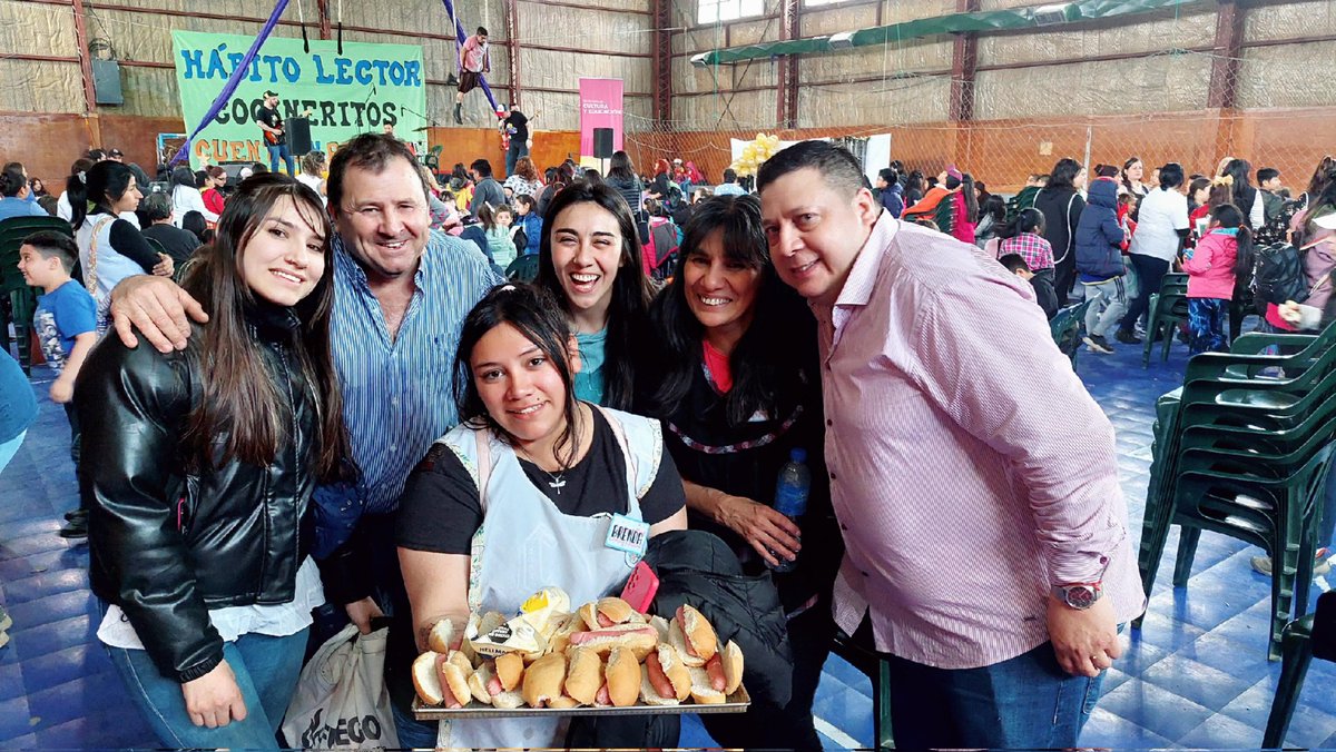 Gabi_DeLa_Vega's tweet photo. Como cierre se presentó "La Banda de Juguetes" cantando, bailando, jugando y divirtiendo a los niños 👱 y 👧🏻 niñas. 

Al finalizar le entregamos a cada niño, niña y adulto un presente 🎁  y un pan dulce. 

Agradezco eternamente a docentes, auxiliares, colaboradores y referentes de cada punto, que nos permiten cada sábado acercarnos a las familias de mi querida #Ushuaia.
Cómo así también a los mayoristas, supermercados y la Empresa Polar S.A. que continuamente  colaboran con este hermoso programa. ¡Muchísimas gracias a todos! 

#GranCierre 🙌 
#Cocineritos 🧑‍🍳👩‍🍳 #CuentosYRelatos 📚
#HábitoLector 📖
#Teatro 🎭
#Circo 🎪
#MusiJugando 🎼🎸🎶
#LaBandaDeJuguetes 
#GraciasATodos 🫂
#ATuLado 
#MiCompromisoEsConVos