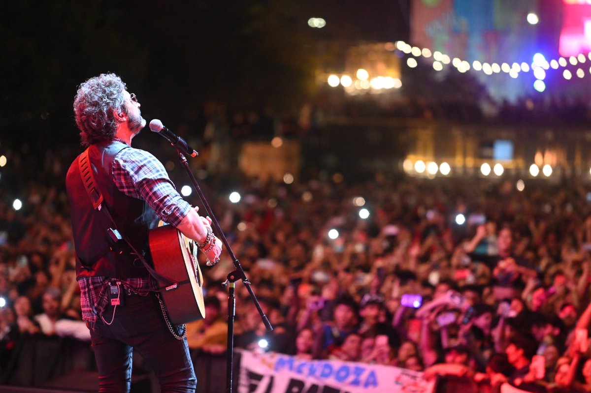 Vamos cerrando este espectacular #Vol16 con la magia de <a href="/LaVela_Oficial/">La Vela Puerca</a> en #SanVicente 

#FiestaCervezaGC