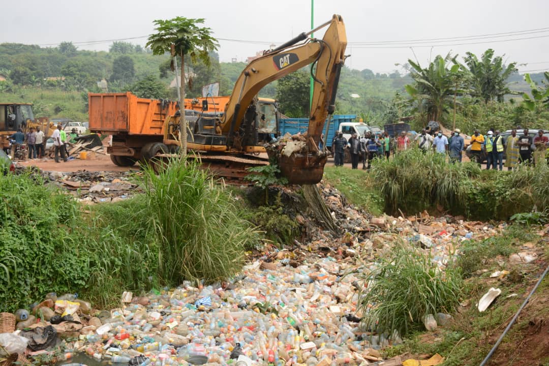 TheCameroonianZ's tweet photo. Libération des emprises de la voie et à l'assainissement de la rivière #Olezoa.
📍Cité des nations, à Ngoa Ekelle
© : @LucMessiOff https://t.co/7IBwMWc16T