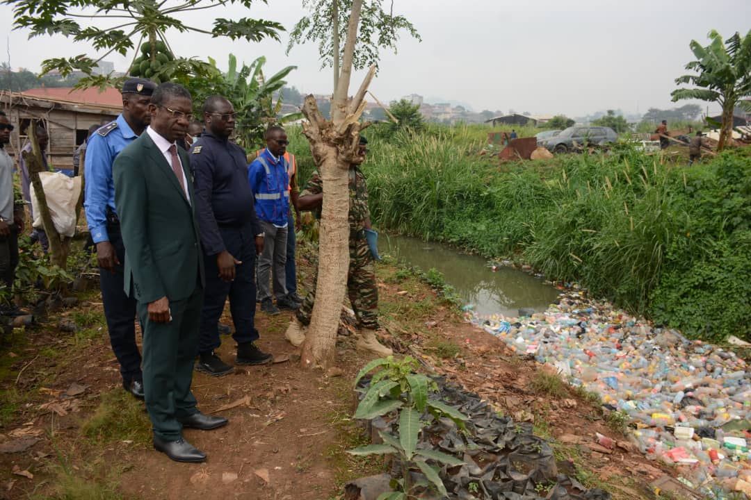 TheCameroonianZ's tweet photo. Libération des emprises de la voie et à l'assainissement de la rivière #Olezoa.
📍Cité des nations, à Ngoa Ekelle
© : @LucMessiOff https://t.co/7IBwMWc16T