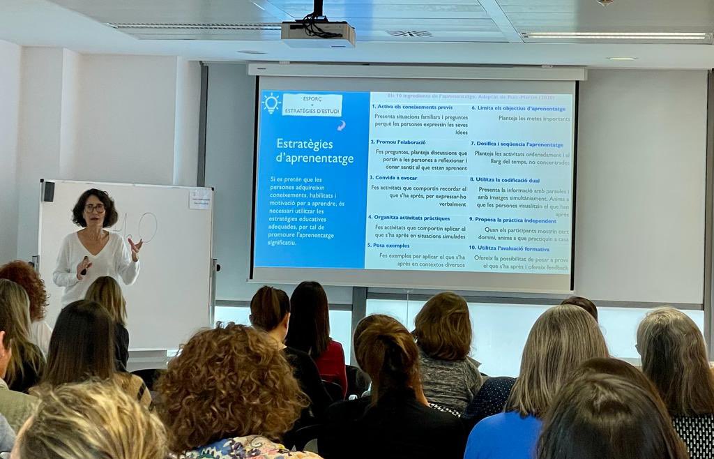 Divendres passat la Dra. @VictoriaMorinF va participar en les V Jornada de grups de treball <a href="/AIFICC/">AIFICC</a>. Va realitzar un taller sobre estratègies i metodologies docents 📚.

Les infermeres son professionals especialitzats en educació i alfabetització per a la salut en la població 👩🏻‍⚕️